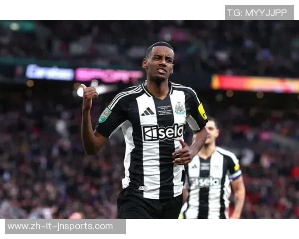 2-0，24岁乌鲁诺夫无敌双响炮，国际第55完胜埃及，萨拉赫哑火